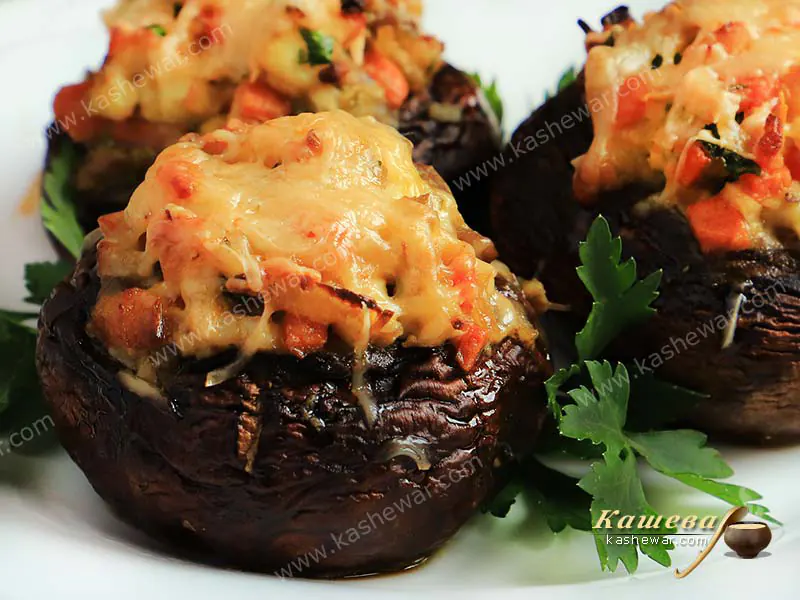 Печериці, фаршировані овочами та яйцями – рецепт з фото, закуски