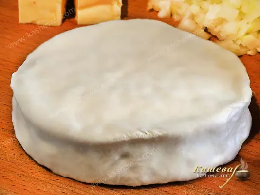 Нежное белое кольцо сыра камамбер с бархатистой плесневой корочкой