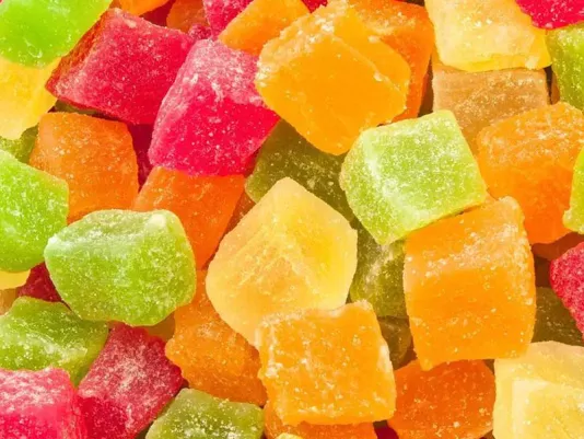 Цветные цукаты из фруктов и ягод крупным планом