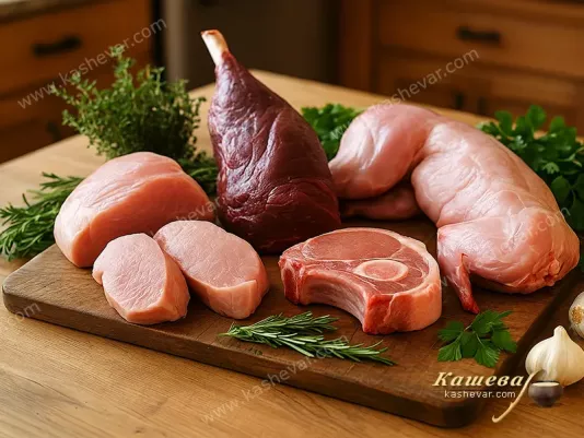 Разные виды мяса на деревянной доске: кролик, дичь и другие куски
