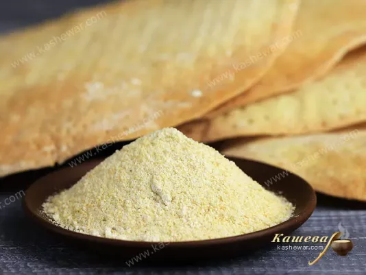 Мацовая мука в миске рядом с кусочками мацы