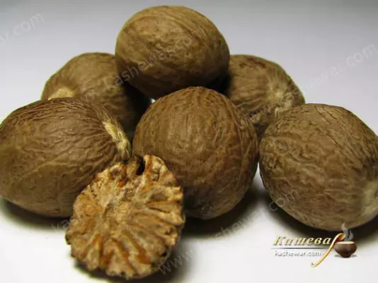 Whole nutmeg