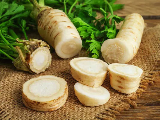 Свежий корень петрушки на кухонном столе