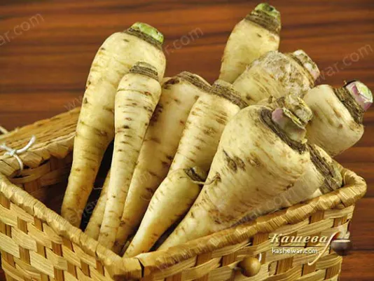 Свежий корнеплод пастернака на кухонном столе