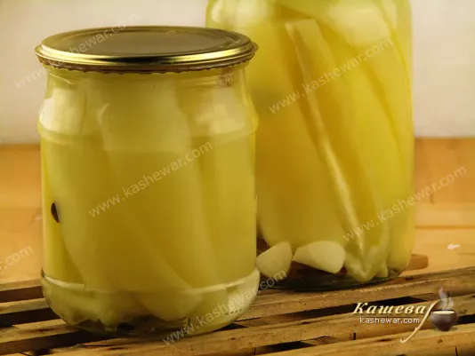 Маринований болгарський перець у банці