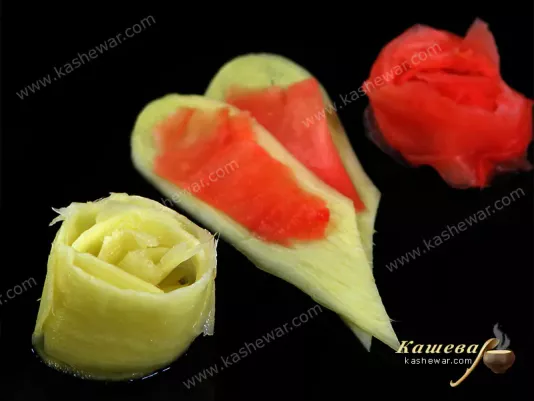 Маринованный имбирь в тонких ломтиках на тарелке