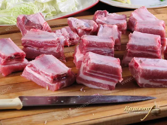 Сочные свиные ребрышки на кухонной доске