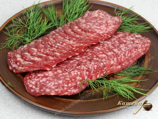 Тонкі скибки салямі