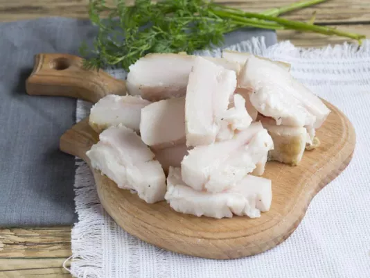 Кусочки свежего белого сала с тонкой кожицей и легким ароматом свинины.