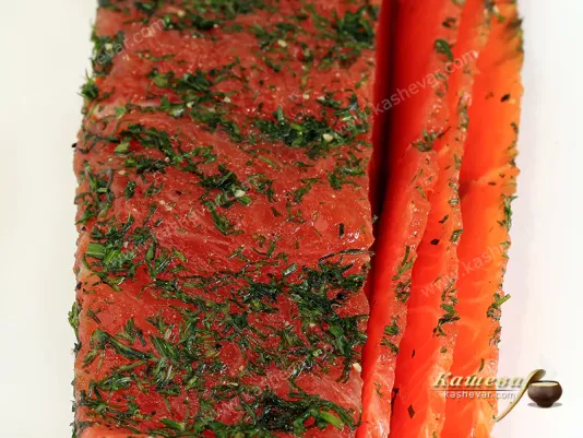 Нарезанный кусок слабосоленого лосося
