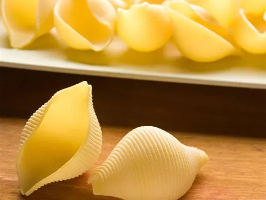 Сухие макароны в форме ракушек