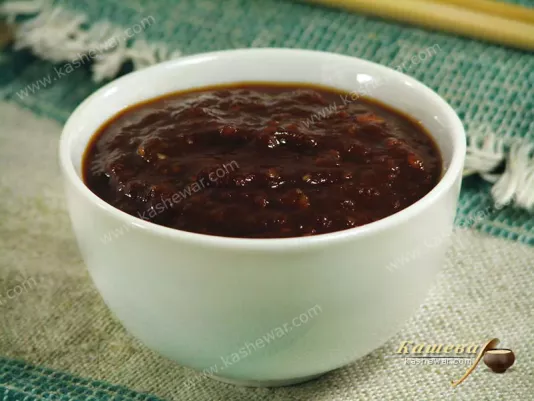 Аппетитная миска густого соуса тонкацу