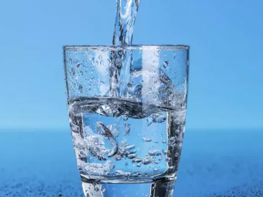 Прозрачный бокал с чистой водой