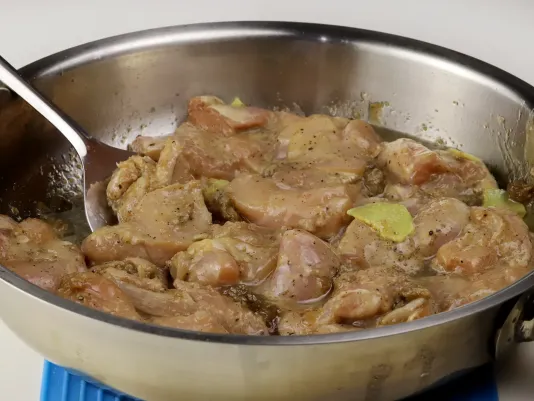 Обсмажування курки з імбиром