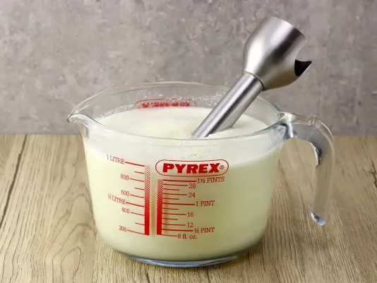 Смешивание молочной основы с пастой