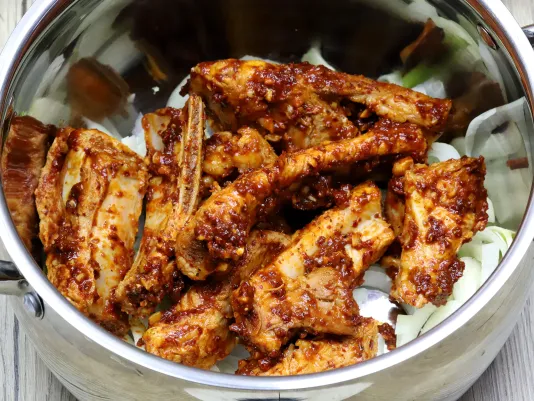 Preparing the Sauce and Arranging in the Pot