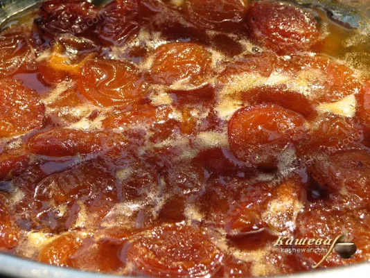 Готове абрикосове варення часточками перед розливом у банки.