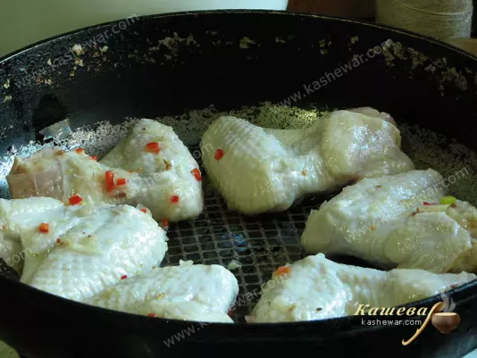 Обжаривание маринованных крылышек