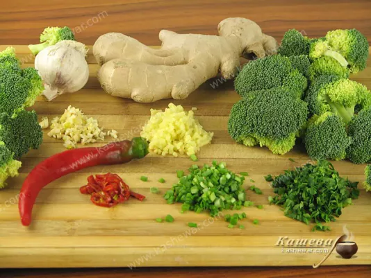 Disassembled broccoli, chopped ginger and garlic
