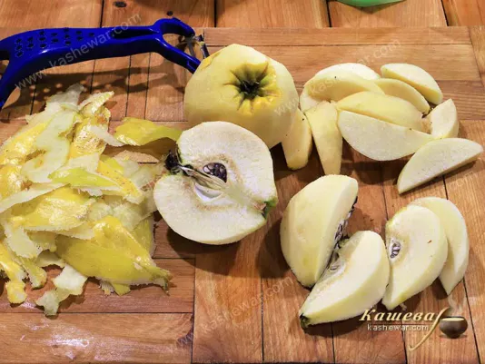 Quince without peel cut into slices