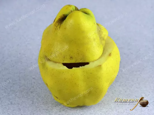 Preparing quince for stuffing