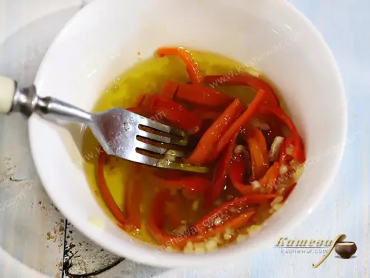 Соус из острого перца, чеснока и масла