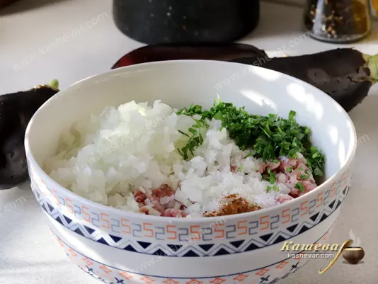 Говяжий фарш с луком и зеленью