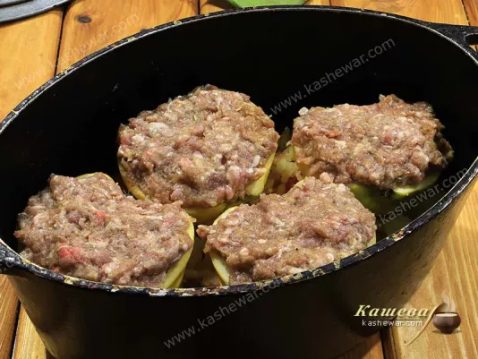 Quince stuffed with lamb