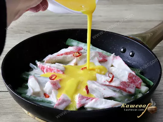 Блин с крабовыми палочками и зеленым луком
