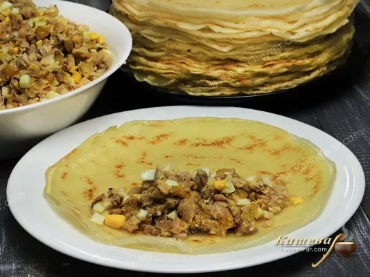 Млинці з начинкою з яєць та курки