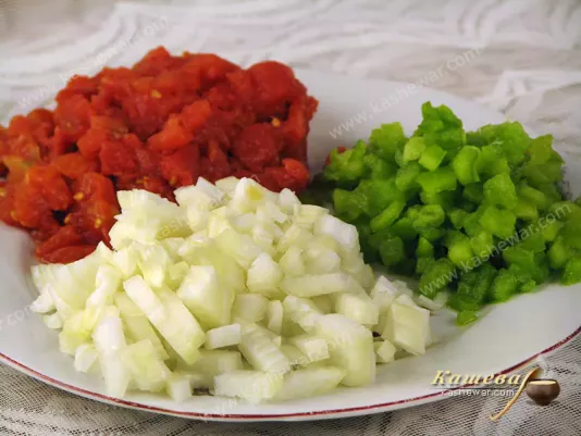 Перец, помидоры и лук, порезать мелким кубиком