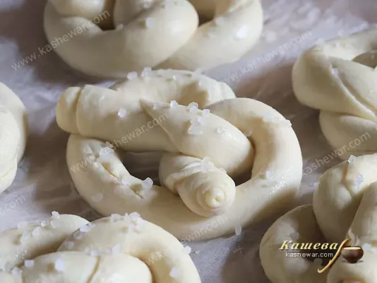 Брецель перед випіканням