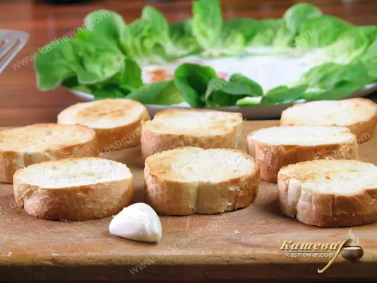 Чеснок и жареный хлеб