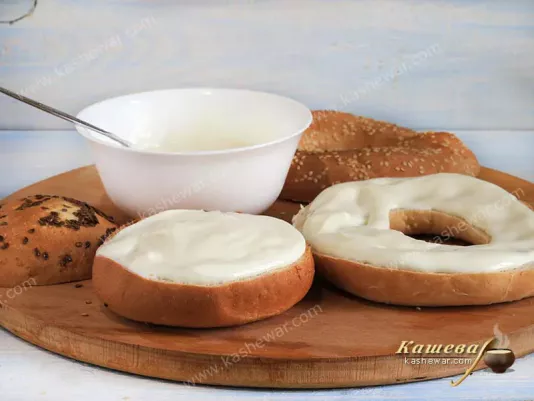 Bagel and bun with cream cheese