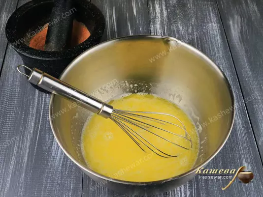 У мисці змішані масло, молоко та дріжджі