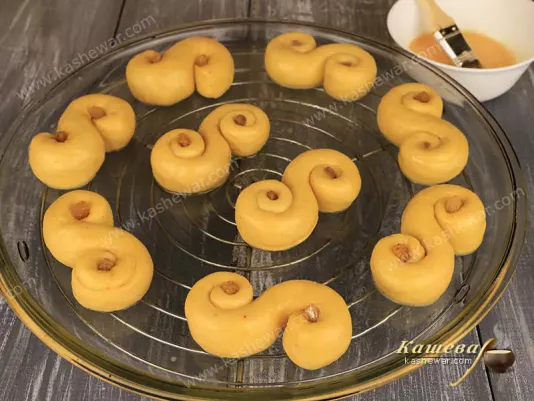 Булочки з шафраном перед випіканням
