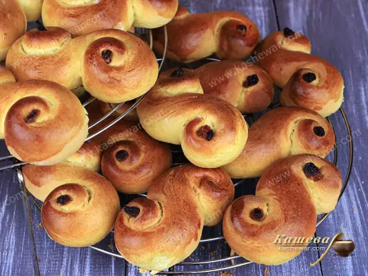 Булочки з шафраном остигають