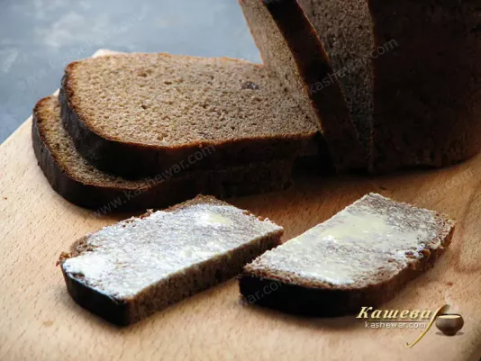 Чорний хліб з вершковим маслом для бутербродів
