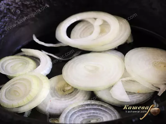 Лук порезаный кружочками