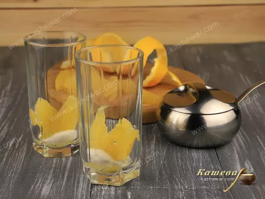 Начало приготовления чайного крюшона