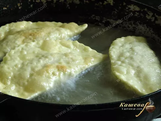 Чебуреки жарятся в растительном масле
