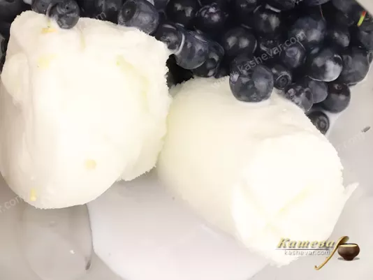 Ванільне морозиво з чорницею