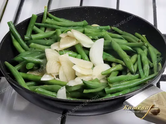 Green beans with garlic in a frying pan