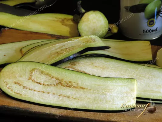 Slicing eggplant for chips