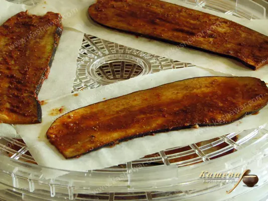 Drying eggplant chips in a dryer