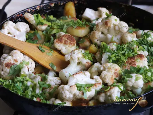 Цветная капуста с картофелем и овощами