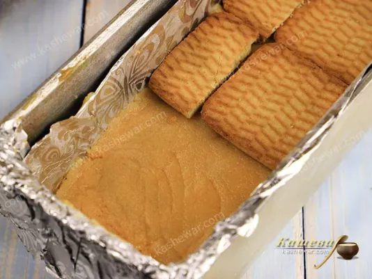 The first layer of cookies in the cake