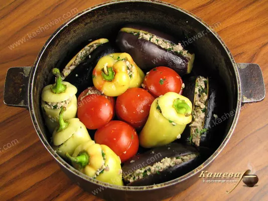 Уложенные фаршированные овощи