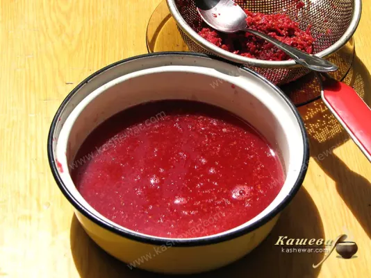 Grinding red currants through a sieve
