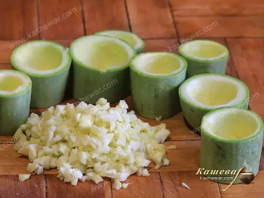 Preparing zucchini for stuffing